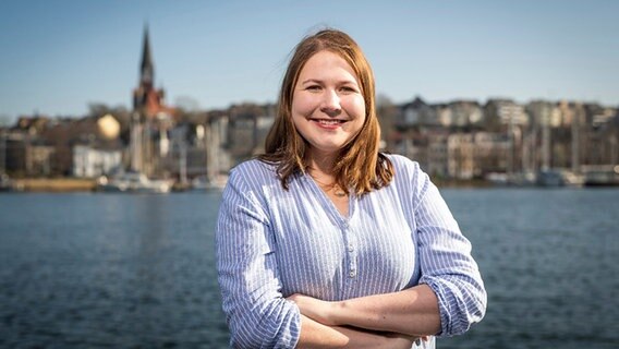 Annabell Pescher (Grüne) lächelt in die Kamera.  