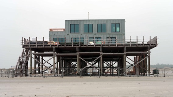 Der neuze Pfahlbau am Ordinger Strand © NDR 