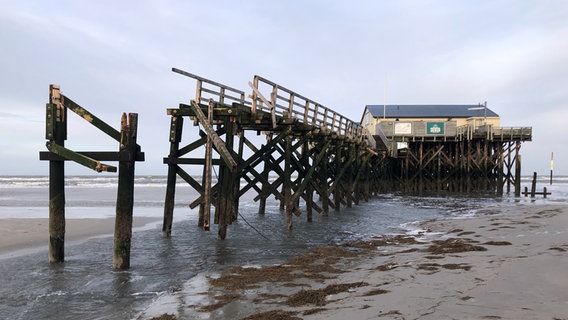 Pfahlbauten in St. Peter Ording weisen Spuren der Zerstörung nach einem Sturm auf. © Nils Stauch Foto: Nils Stauch