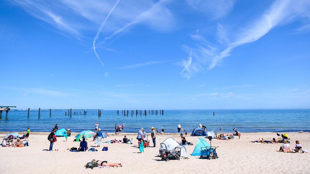 Zahlreiche Strandbesucher genießen die Sonne an der Ostsee am Strand in Timmendorfer Strand.
