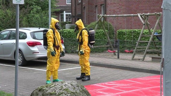 Kräfte im Schutzanzug sind nach ausgetretener Phosphorsäure im Einsatz. © Westküsten-News Foto: Westküsten-News