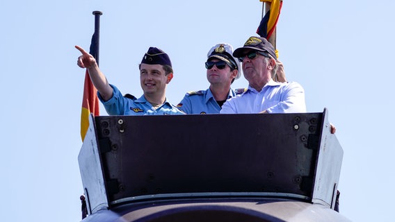 Boris Pistorius (SPD), Bundesminister der Verteidigung, im Gespräch mit Marinesoldaten bei einer Fahrt mit dem U-Boot U31 © dpa-Bildfunk Foto: Bundeswehr/dpa