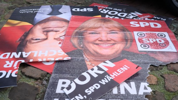 Abgerissene Wahlplakate liegen am Boden. © NDR 