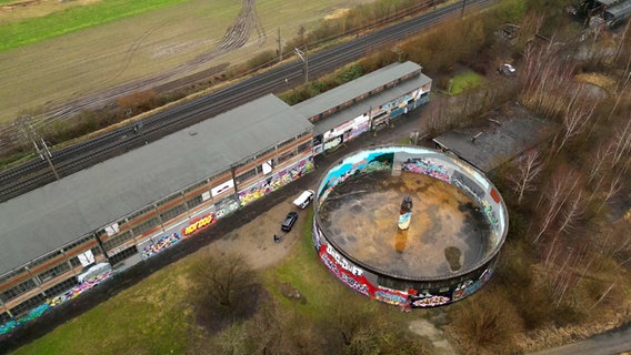 Eine Drohnenaufnahme zeigt einen Teil der ehemaligen Zementfabrik von oben. © NDR 