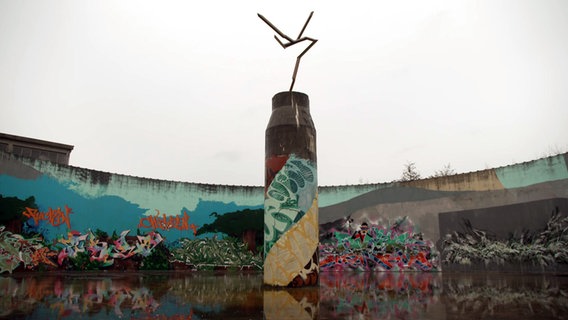 Eine Skulptur steht auf dem Gelände von Planet Alsen. © NDR 