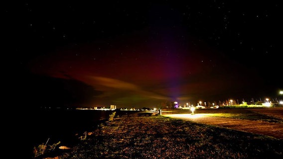 Polarlichter über dem Jachthafen von Burgtiefe auf Fehmarn in Schleswig-Holstein. © Heike Meckelmann Foto: Heike Meckelmann