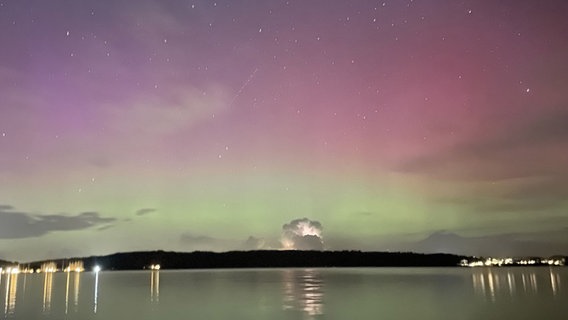 Polarlichter und ein Blitz in einer Wolke, aufgenommen aus Flensburg mit Blick auf Dänemark. © Julia Hammermann Foto: Julia Hammermann