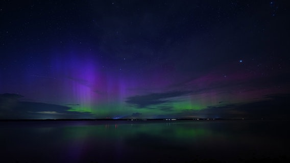 Polarlichter über der Ostsee, aufgenommen aus Lindhöft in Schleswig-Holstein. © Udo Rosenkranz Foto: Udo Rosenkranz