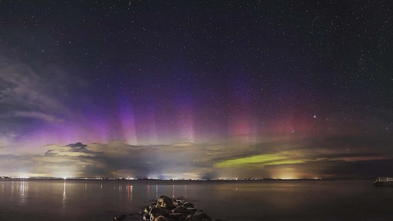 Polarlichter über dem Strand von Niendorf in Schleswig-Holstein. © Kirsten Bruns Foto: Kirsten Bruns