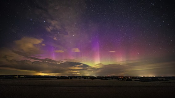 Polarlichter aufgenommen vom Pariner Berg in Groß Parin in Schleswig-Holstein. © Sandra Kröger Foto: Sandra Kröger