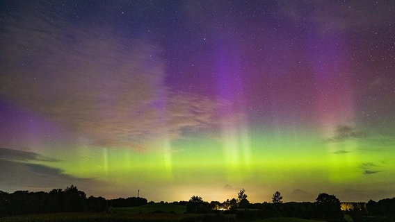 Polarlichter aufgenommen am Stadtrand von Schleswig in Blickrichtung Norden. © Joachim Siewert Foto: Joachim Siewert