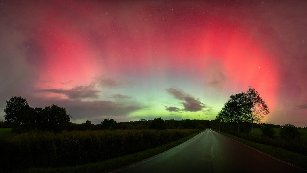 Polarlichter am Abendhimmel: Farbenspiele im Norden Deutschlands