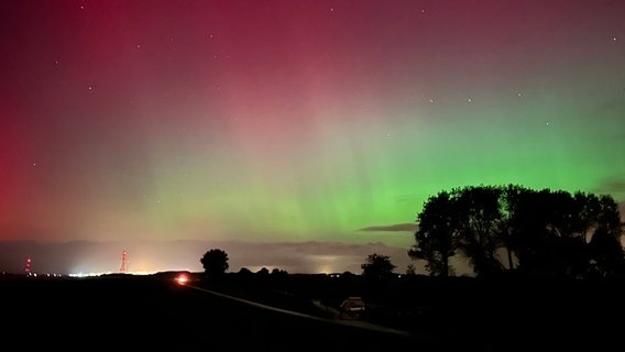 Polarlichter am Elbdeich in der Wedeler Marsch. © Blaulichtreporter Foto: Daniel Friederichs