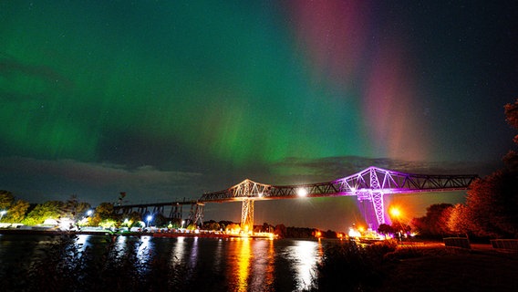 Polarlichter am Himmel über der Rendsburger Eisenbahnhochbrücke. © Jim Neve Foto: Jim Neve