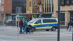 Ein Polizeifahrzeug in der Kieler Innenstadt.