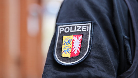 Schriftzug Polizei und Stadtswappen von Kiel stehen auf dem Ärmel an der Uniform eines Polizisten. © NDR Foto: Pavel Stoyan