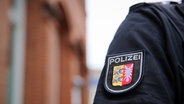 Schriftzug Polizei und Stadtswappen von Kiel stehen auf dem Ärmel an der Uniform eines Polizisten. © NDR Foto: Pavel Stoyan