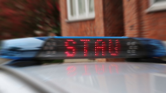 Schriftzug "STAU" ist an einer Blaulichtanlage auf einem Streifenwagen der Polizei eingeblendet. © NDR Foto: Pavel Stoyan