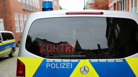 Schriftzug "KONTROLLE" ist an einer Rückscheibe eines Streifenwagens der Polizei eingeblendet. © NDR Foto: Pavel Stoyan