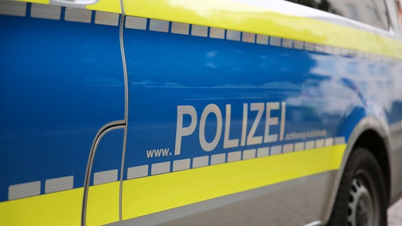 Schriftzug "www.POLIZEI.schleswig-holstein.de" steht an der Tür eines Streifenwagens der Polizei. © NDR Foto: Pavel Stoyan
