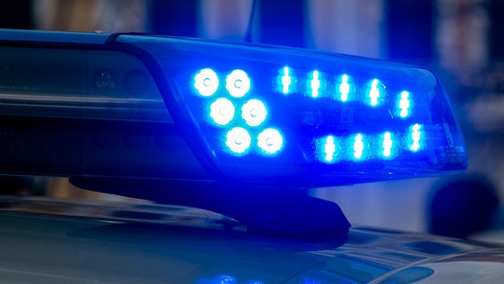 Einsatzfahrt mit Blaulicht: Polizeiwagen fährt Fußgänger an