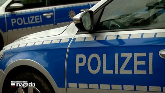Fahrzeuge der Polizei. © NDR 