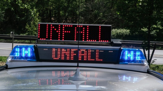 Die Anzeigetafel auf einem Einsatzfahrzeug der Polizei warnt vor einem Verkehrsunfall. © NDR Foto: Julius Matuschik