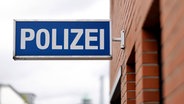 Ein Schild POLIZEI an einer Polizeiwache. © IMAGO / Panama Pictures 