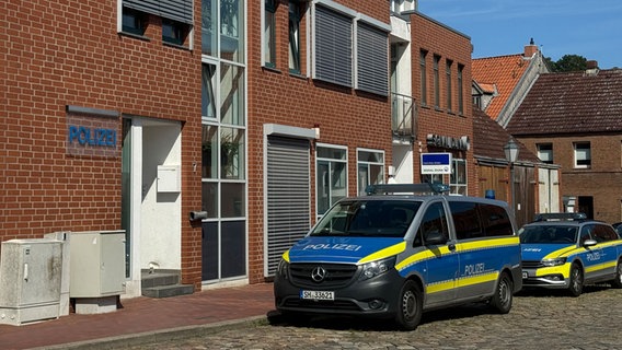 Dienstfahrzeuge stehen vor der Polizeistation Mölln. © NDR Foto: Tobias Gellert