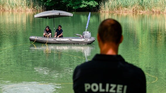 Ein Polizeiboot sucht per Sonar in einem See. © picture alliance/dpa Foto: Daniel Vogl