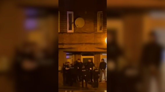 Auf einem Hochkant-Handyvideo ist eine Einsatzmannschaft der Polizei vor einem Hauseingang zu sehen © privat Foto: privat