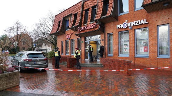 Polizeieinsatz in Schönkirchen nachdem Unbekannte versucht hatten, den Geldautomaten aufzubrechen. © Daniel Friedrichs Foto: Daniel Friedrichs