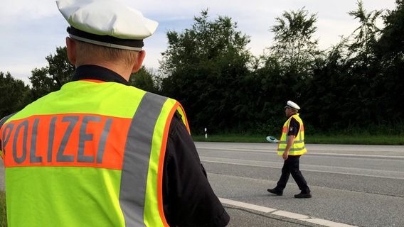 Die Polizei in Schleswig-Holstein kontrolliert Autos, Motorräder und deren Fahrer. © NDR Foto: Thilo Buchholz