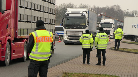 Die Polizei führt gemeinsam mit dem Zoll auf dem Rastplatz Aalbek an der A7 Großkontrollen durch. © Danfoto Foto: Daniel Friederichs