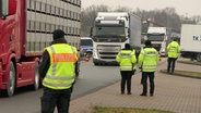 Die Polizei führt gemeinsam mit dem Zoll auf dem Rastplatz Aalbek an der A7 Großkontrollen durch. © Danfoto Foto: Daniel Friederichs