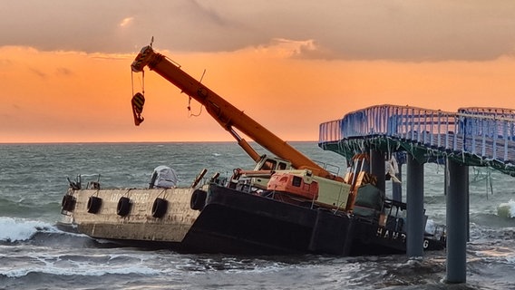 Przewracający się ponton.  © NDR Zdjęcie: Julian Markson