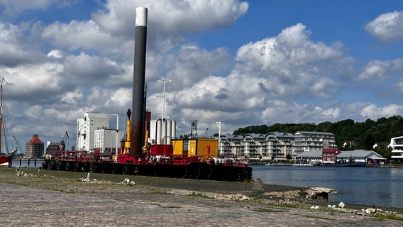 Ein Ponton liegt im Flensburger Hafen an der Kaimauer © NDR Foto: Jörn Zahlmann