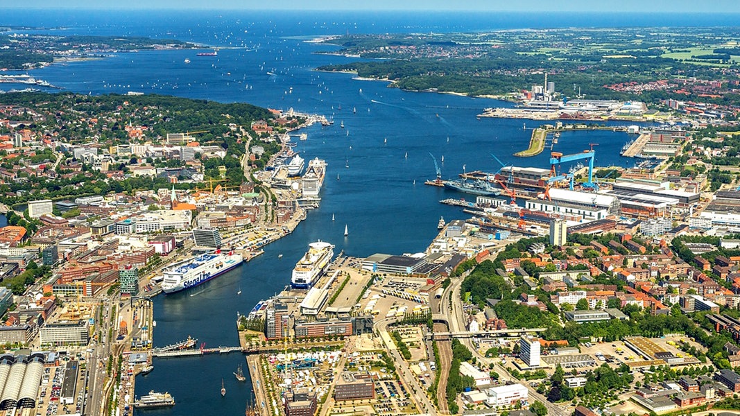 Eine Luftaufnahme der Kieler Förde, auf der Kreuzfahrtschiffe zu sehen sind.
