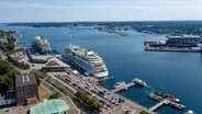 Zwei Kreuzfahrtschiffe liegen im Port of Kiel. © Seehafen Kiel Foto: Seehafen Kiel