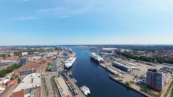 Zwei Kreuzfahrtschiffe liegen im Port of Kiel. © Seehafen Kiel Foto: Seehafen Kiel