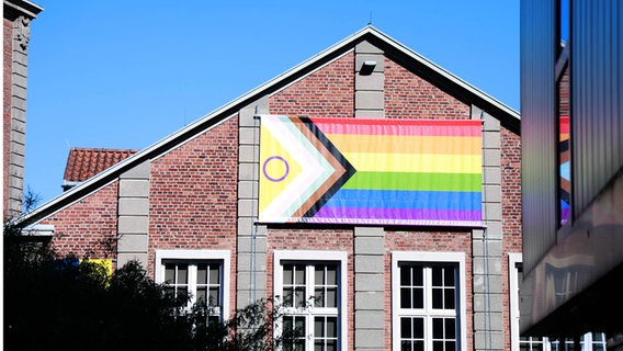 Eine Regenbogenflagge an der Fassade der Muthesius Kunsthochschule © Julia Marre Foto: Julia Marre