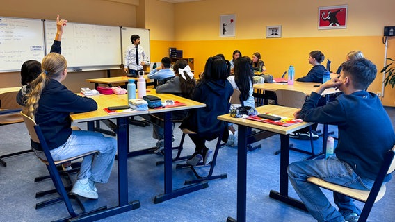 Schülerinnen und Schüler sitzen in einem Klassenraum während eines Unterrichts an einer Privatschule. © NDR Foto: Karen Münster