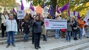 Demonstranten der Diakonie stehen mit Flaggen und Schildern vor dem Schleswig-Holsteinischen Landeshaus. © NDR Foto: Bastian Pöhls