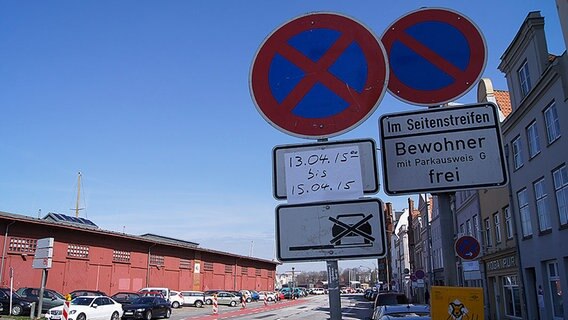 Parken Verboten: An der Straße der Untertrave zwischen Engelsgrube und Brückenweg/ Kanalstraße stehen die ersten Straßenschilder. © NDR Foto: Dr. Mechthild Mäsker