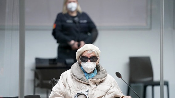 Itzehoe: Die 96-jährige Angeklagte Irmgard F. sitzt zu Beginn des Prozesstages im Gerichtssaal. © dpa-Bildfunk Foto: Marcus Brandt