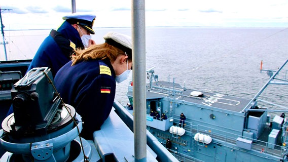 Inka von Puttkamer steht auf einem Marineschiff. © privat Foto: privat