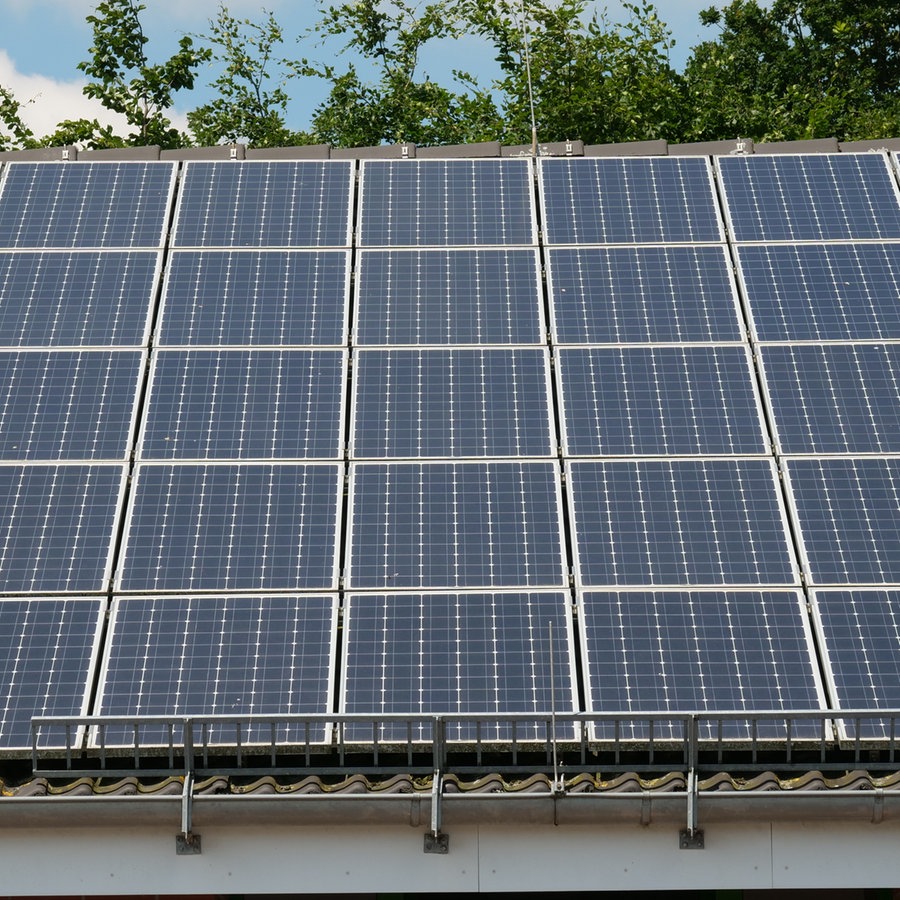 Das Schrägdach des Kindergartens Klanxbüll (Kreis Nordfriesland) ist vollständig mit Solarmodulen bedeckt. © NDR Foto: Peer-Axel Kroeske