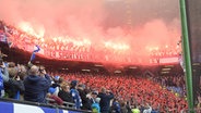 Ein Fanblock im Stadion, der Pyrotechnik zündet. © Imago Images Foto: Lobeca