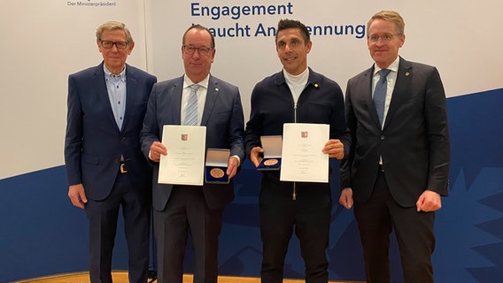 Hans-Jakob Tiessen (ehemaliger Präsident des Landessportverbands SH), Dr. Thomas Liebsch-Dörschner,         Marcel Rapp und Daniel Günther. © NDR Foto: Moritz Kodlin