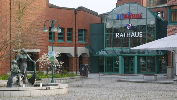 Eingang zum Rathaus von Norderstedt. © IMAGO / Waldmüller 